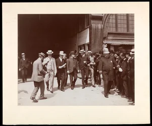 群衆のあるリチャードクローカー、1899年（銀ゼラチンプリント）